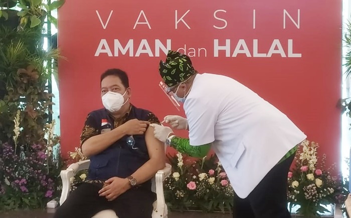 Dokter Rio sedang divaksin.
