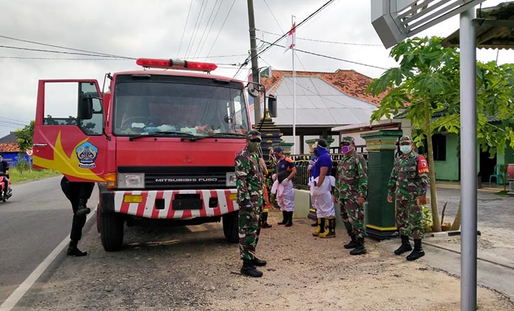 Penyemprotan disinfektan di wilayah Kecamatan Arosbaya menggunakan satu mobil pemadam kebakaran.