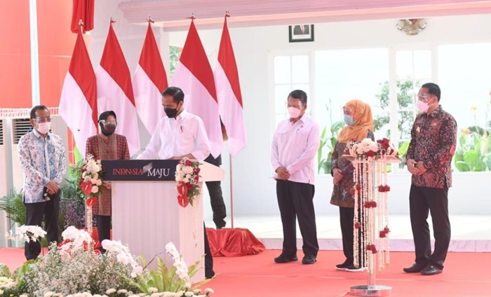Presiden Jokowi didampingi Mensos Risma, Gubernur Khofifah, dan Wali Kota Eri, meresmikan Instalasi Pengolah Sampah menjadi Energi Listrik (PSEL) berbasis teknologi ramah lingkungan di Benowo, Kota Surabaya, Kamis (6/5).