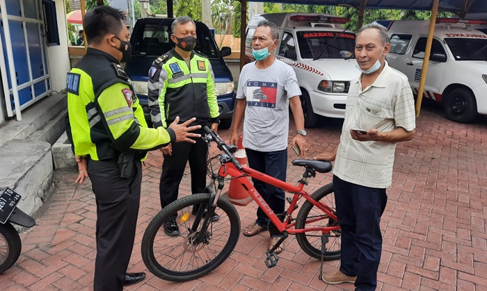 Polisi mengamankan barang bukti berupa sepeda pancal milik korban berikut perlengkapan bersepedanya. 