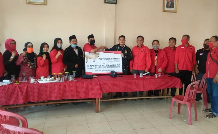 Sembelih 1 Ekor Sapi dan 20 Kambing, PDIP Gresik Ajak Warga Makan Sate dan Gule Gratis