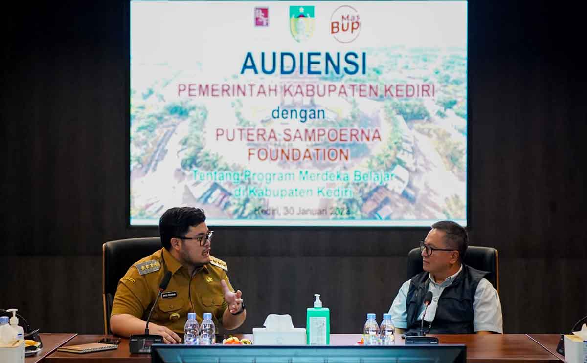 Bupati Kediri, Hanindhito Himawan Pramana, saat bersama Senior Director Putera Sampoerna Foundation, Elan Merdy. Foto: Ist