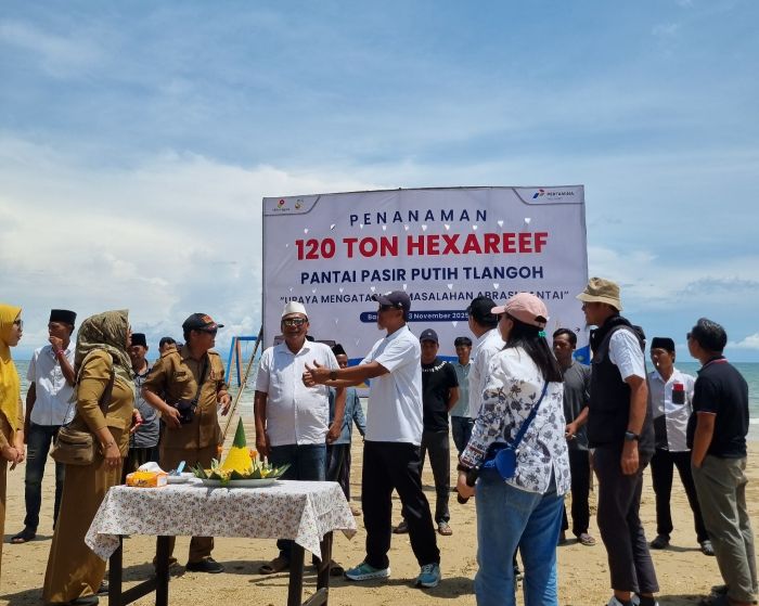 Penanaman struktur buatan Hexa Reef di Pantai Pasir Putih Tlangoh yang dilakukan PHE WMO