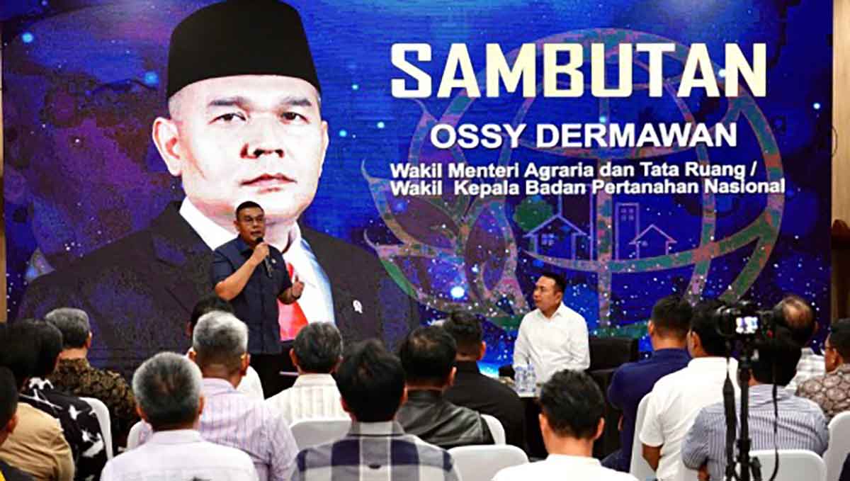 Wamen ATR/BPN saat memberi sambutan dalam kunjungannya ke Kantor Pertanahan Gresik.
