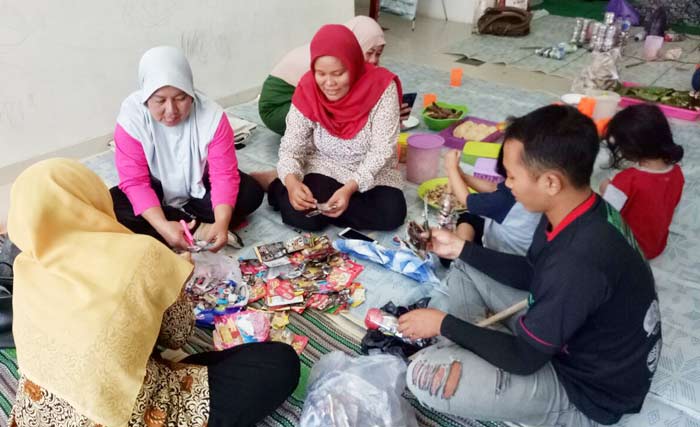 Kegiatan sulap sampah menjadi barang bermanfaat. foto: ist