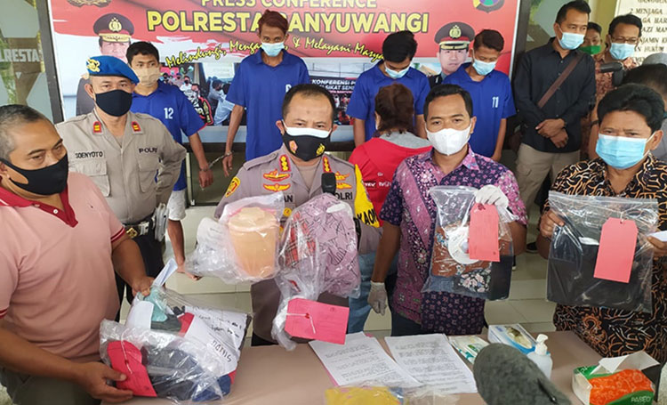 Kapolresta Banyuwangi Kombes Pol. Arman Asmara Syarifuddin saat menunjukkan para tersangka. (foto: ist)