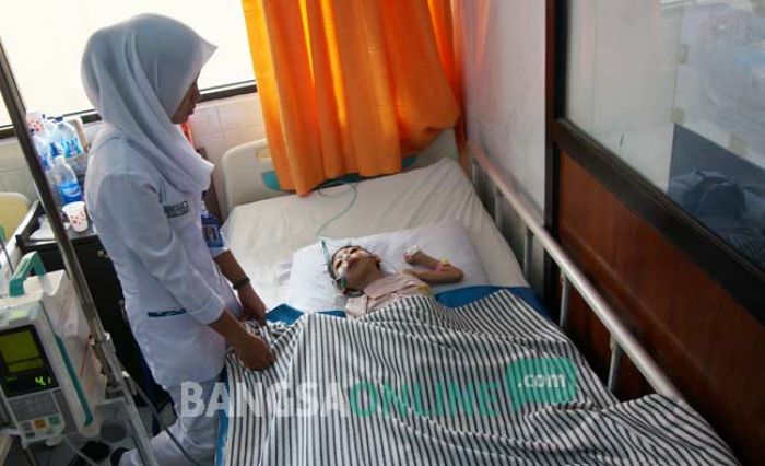 Nadine Maulidia saat dirawat di ruang HCU RSUD Jombang. foto: rony suhartomo/ BANGSAONLINE