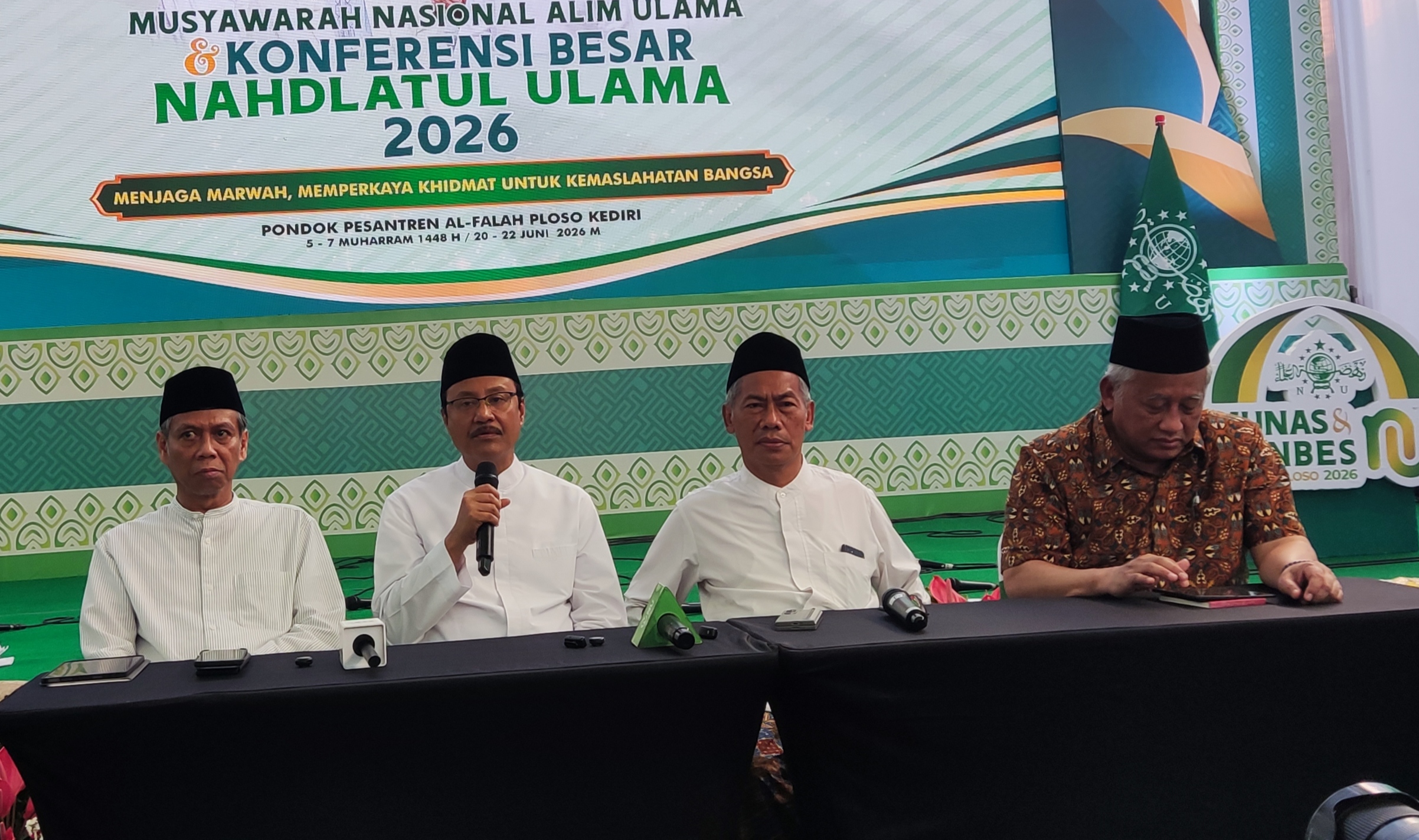 Dari kiri, KH. Amin Said Husni (Sekretaris SC), H. Saifullah Yusuf (Ketua OC sekaligus Sekretaris Jenderal PBNU) KH. Ahmad Said Asrori (Ketua SC sekaligus Katib 