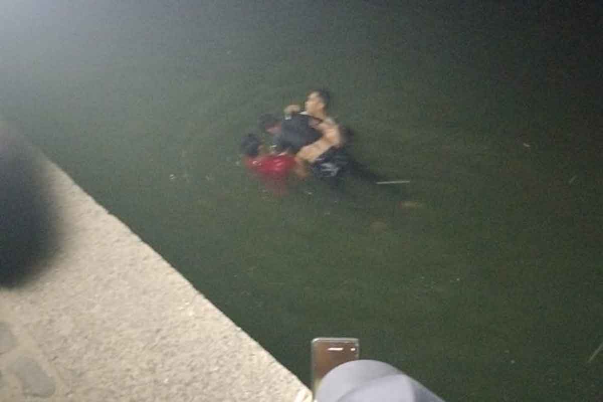 Korban tenggelam saat ditemukan oleh BPBD Sidoarjo dan Tim SAR Jawa Timur di Sungai Berantas.