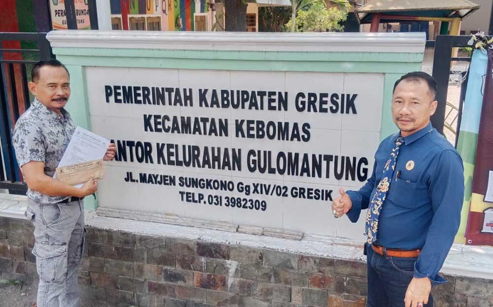 Tim YLBH Fajar Trilaksana Subandi (kiri) dan Rudi Suprayitno, saat datang ke Kelurahan Gulomantung untuk menyampaikan surat keberatan kedua. Foto: Ist.