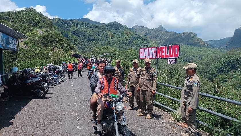 Anggota Satpol Kabupaten Kediri saat mengamankan kawasan wisata Gunung Kelud. (Ist). 