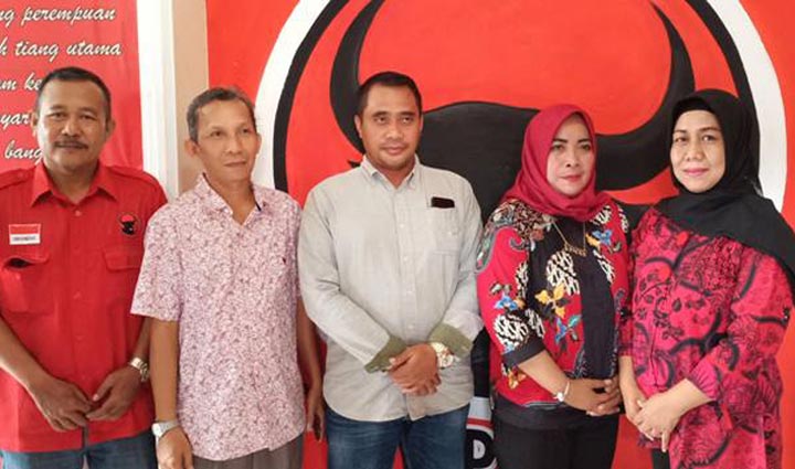 Siti Muafiyah dan Anis Ambiyo Putri (pertama dan kedua) dari kanan saat penjaringan di PDIP Gresik. foto: SYUHUD/ BANGSAONLINE