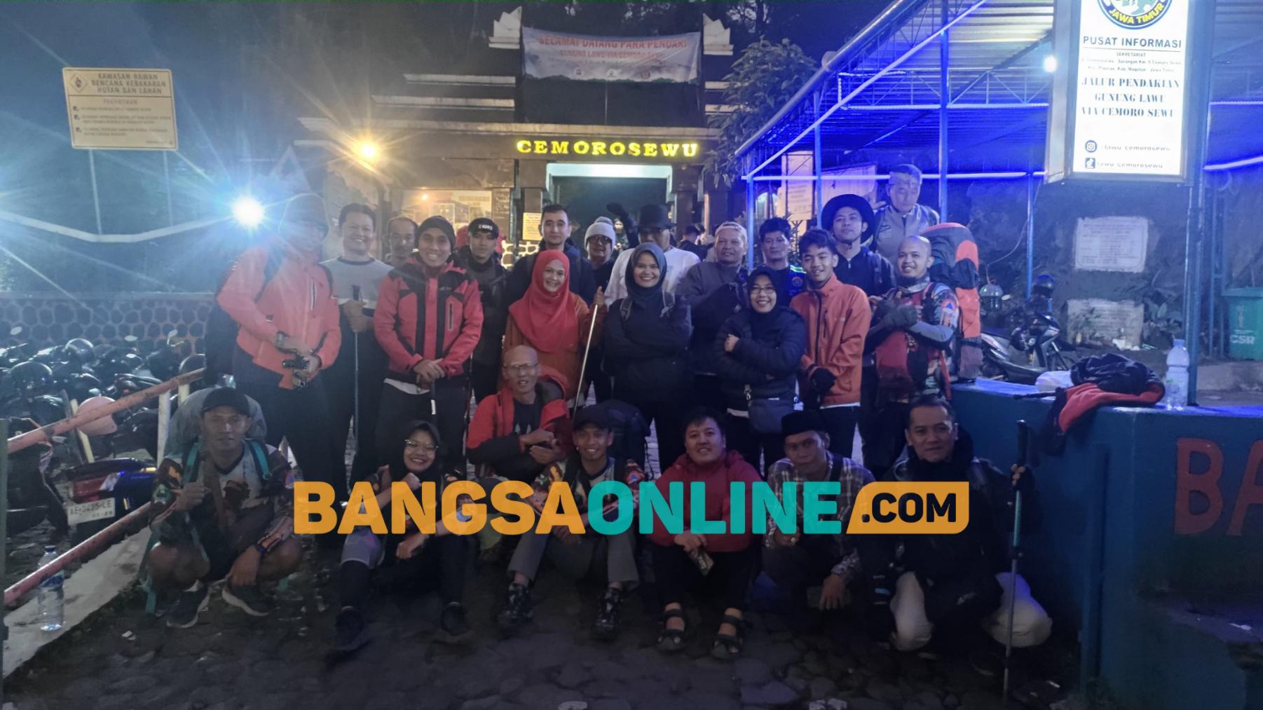 Para peserta saat berada di pos pendakian Gunung Lawu. Foto: Hendro Suhartono/BANGSAONLINE