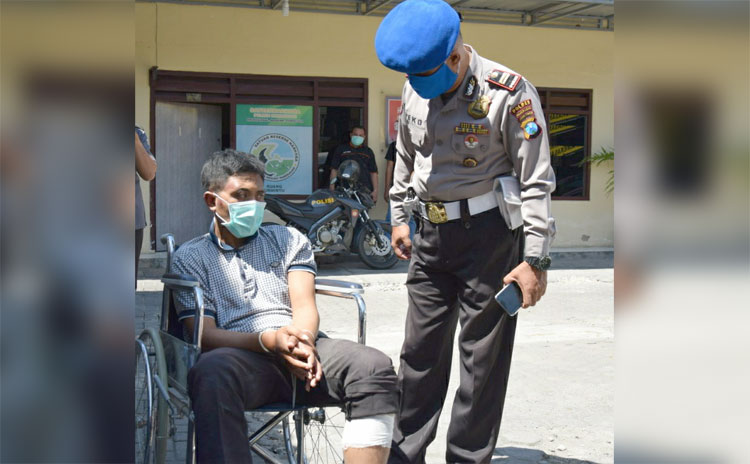 Tersangka curanmor roda empat duduk di kursi roda saat hendak diekspos di Mapolres Pamekasan.