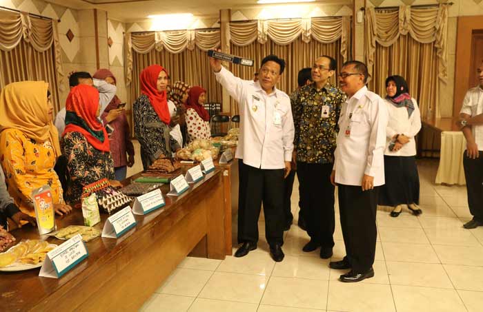 Bupati Gresik Sambari Halim Radianto saat melihat hasil produk BUMDes di salah satu stan. foto: SYUHUD/ BANGSAONLINE