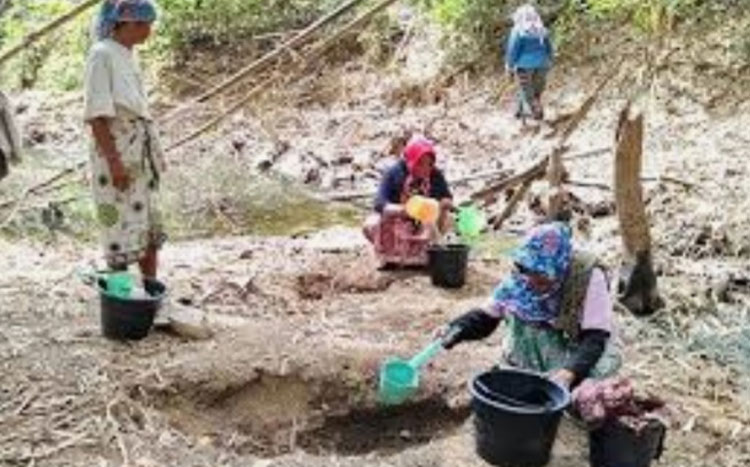 Warga Desa Montorna harus berjalan kaki sejauh 3 Km untuk mengambil air di sumber air yang juga sudah menipis.