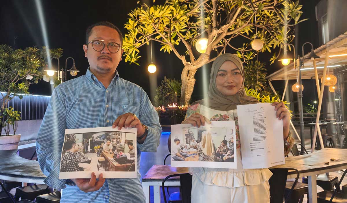 Tim kuasa hukum Dewi Sulis Herawati, pelapor kasus dugaan penipuan kasur PT Dinasty Indomegah saat menunjukkan bukti-bukti.