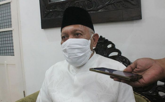 Pengasuh Pesantren Tebuireng, K.H. Abdul Hakim Mahfudz (Gus Kikin)­.