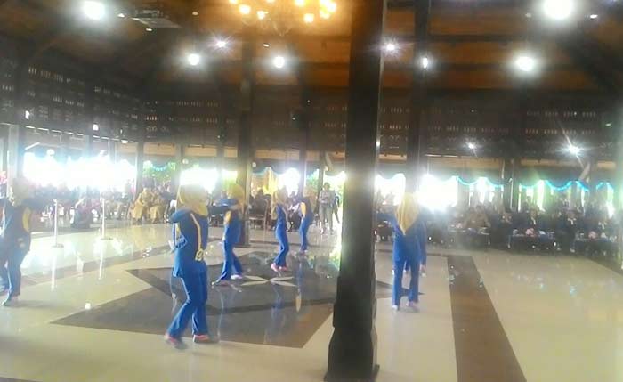 Para peserta saat melakukan senam Mandep Mantep, bertempat di Pendopo Kota Kepanjen, Kabupaten Malang, Selasa (21/11).