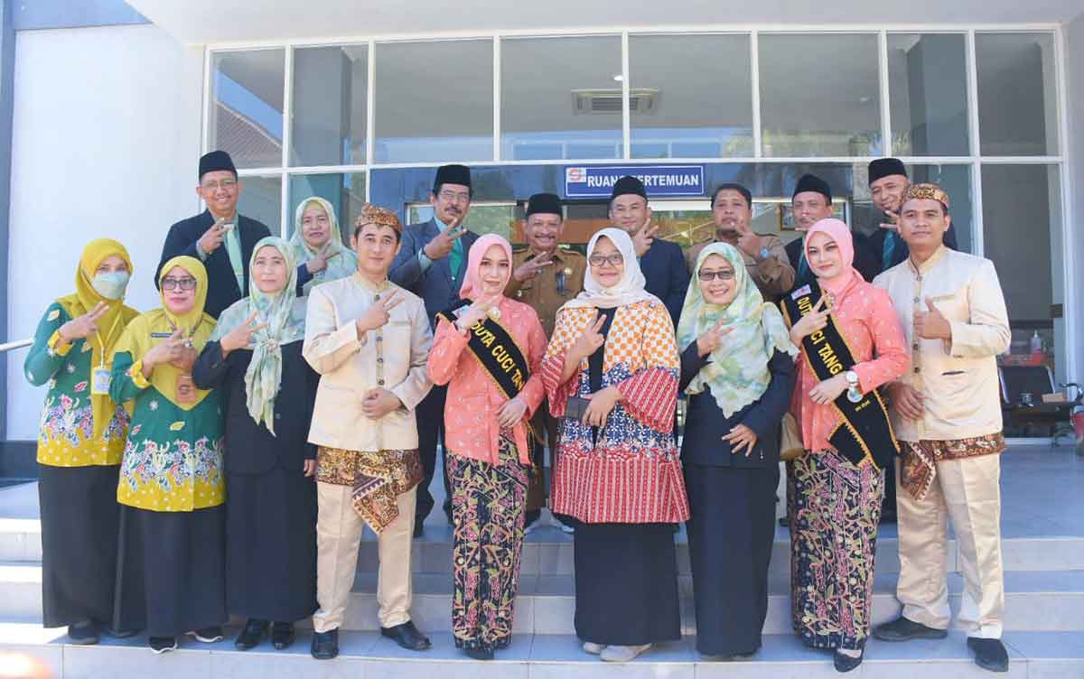 Bupati Situbondo, Karna Suswandi, saat foto bersama pimpinan Rumah Sakit Abdoer Rahem.