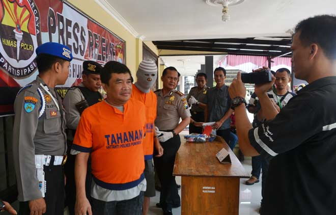 Mantan anggota DPRD Ponorogo diamankan polisi karena asyik nyabu di rumahnya bersama salah seorang rekan.