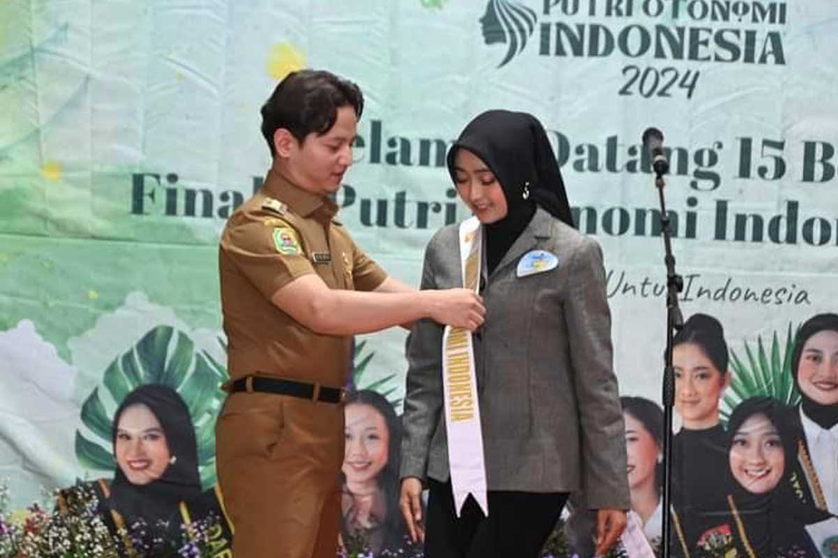 Bupati Arifin dengan salah satu Finalis POI di Pendopo Trenggalek.