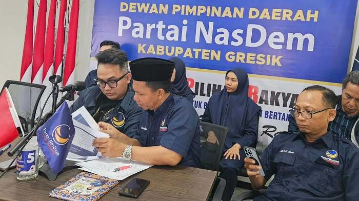 Ketua Bapilu Partai NasDem Gresik, Akhmad Roni (paling kanan), saat memberikan keterangan pers. Foto: Ist.

