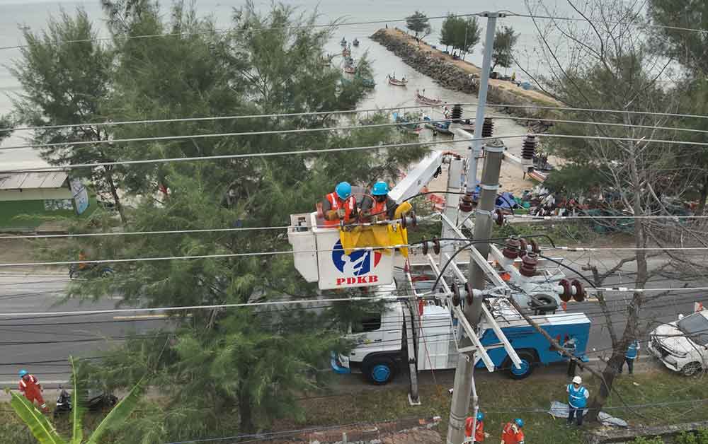 PLN Unit Induk Distribusi (UID) Jawa Timur menggelar kegiatan pemeliharaan tanpa padam bertajuk Maraton (Maksimalkan Pemeliharaan JTM dengan Borderless Antar Unit) di Tuban Foto: Humas PLN UID Jatim