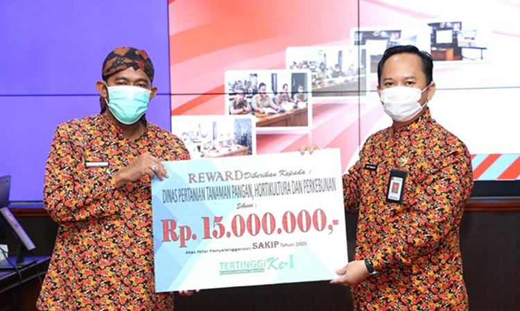 Serahkan Reward SAKIP dan KBK, Wabup Sumenep: Tingkatkan Pelaksanaan Akuntabilitas Kinerja
