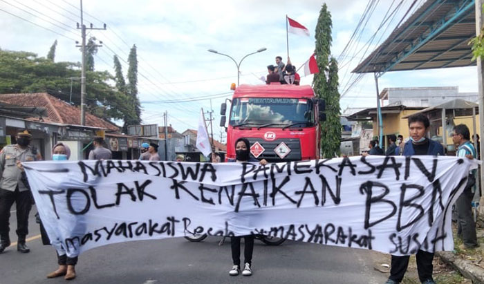 Mahasiswa di Pamekasan saat menghadang truk tangki Pertamina ketika demo tolak kenaikan harga BBM.