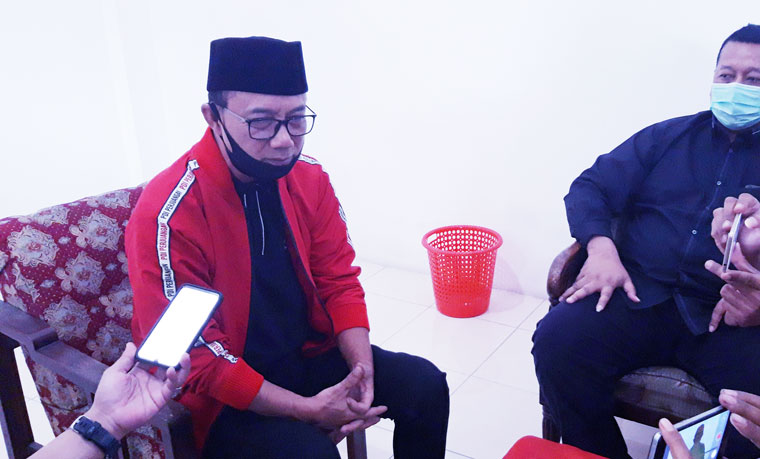 Plt. Ketua DPC PDI Perjuangan Kabupaten Kediri, Ir. H. Budi Sulistyono saat memberi keterangan kepada wartawan. foto: MUJI HARJITA/ BANGSAONLINE
