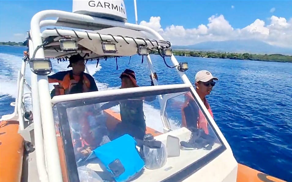 Tim Basarnas Banyuwangi melakukan pencarian penumpang KMP Dharma Kartika yang lompat ke laut