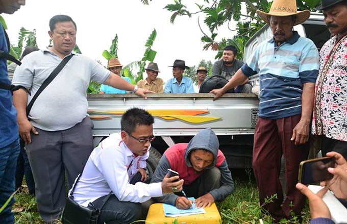 Warga yang menuntut ganti rugi tanah mereka. foto: YUDI EP/ BANGSAONLINE