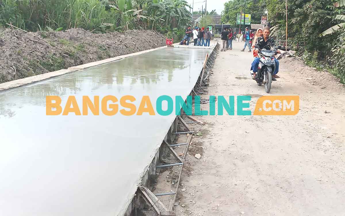 Pengerjaan peningkatan jalan di Kabupaten Mojokerto. Foto: ROCHMAT SAIFUL ARIS/BANGSAONLINE