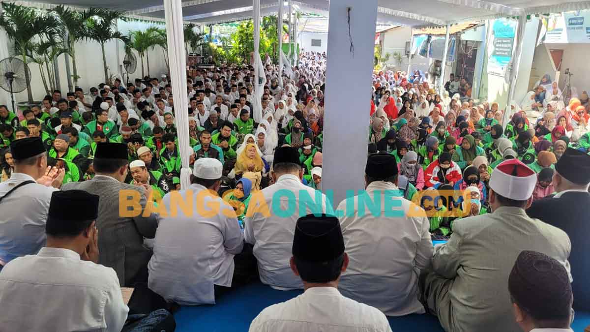Massa membludak mengikuti istighatsah, tahlil dan doa bersama di Pondok Pesantren Amanatul Ummah, Jalan Siwalankerto Utara, Surabaya, Rabu (3/9/2025). Foto: BANGSAONLINE