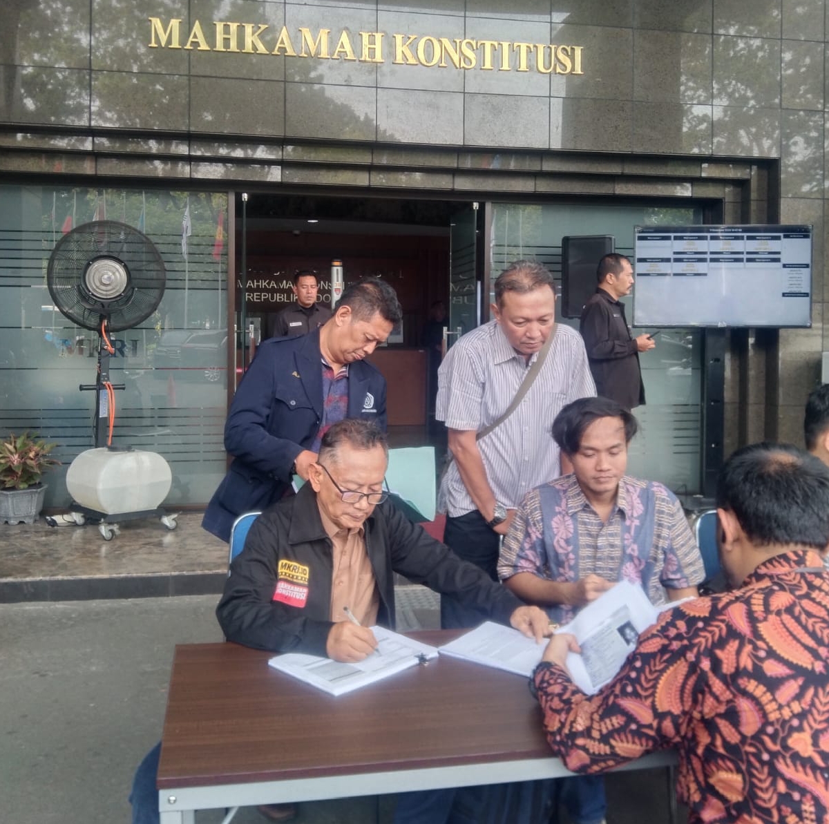 M Irfan Choirie (kiri) bersama  tim saat melengkapi berkas gugatan Pilkada Gresik di MK. FOTO: ist.
