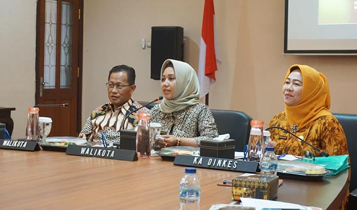 Ning Ita dalam Rapat Koordinasi Pelaksanaan Jaminan Kesehatan Universal Health Coverage (UHC) di Ruang Nusantara Pemkot Mojokerto.