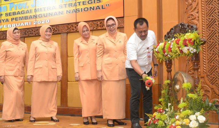 Heru Tjahjono, Sekdaprov Jatim saat membuka Musyawarah Provinsi (Musprov) IV Tahun 2020 DWP Prov Jatim, di Kantor Gubernur Jatim, Jl. Pahlawan No. 110, Surabaya, Rabu (12/2). foto: ist.?