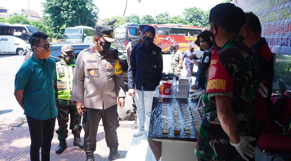 Kapolresta Sidoarjo, Kombes Pol Kusumo Wahyu Bintoro, saat meninjau giat tes urine di Terminal Bungurasih.