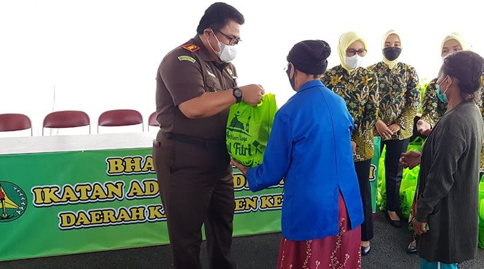 Kepala Kejari Kabupaten Kediri, Dedy Priyo Handoyo, didampingi Ketua IAD saat menyerahkan bantuan. Foto: Ist