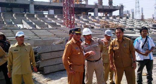 Proyek stadion lengis, di Desa Segoromadu Kebomas yang belum tuntas dikerjakan. foto: Syuhud/BangsaOnline.com