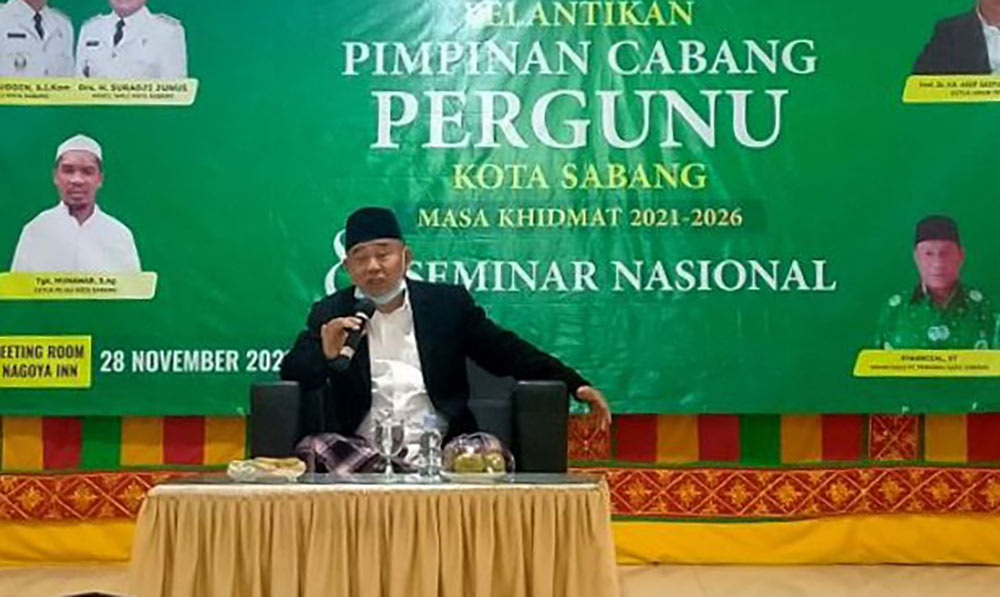 Prof Dr KH Asep Saifuddin Chalim, MA saat menjadi nara sumber seminar Pendidikan dalam acara pelantikan Pengurus Cabang Persatuan Guru Nadhlatul Ulama (Pegunu) Kota Sabang Aceh, Ahad (29/11/2021). Foto: MMA/ BANGSAONLINE.com