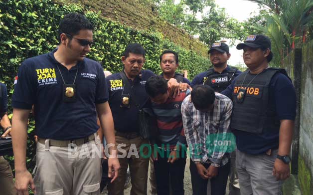 Petugas Satreskrim Polres Kediri saat hendak menggelandang tersangka dari tempat kost ke Mapolres Kediri. foto: arif kurniawan/ BANGSAONLINE