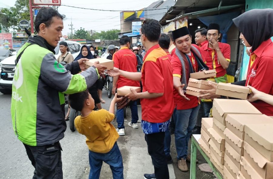 Program Warteg Gratis Ramadan 2026 yang digelar Alfamart di Sidoarjo, Selasa (24/2/2026). foto istimewa