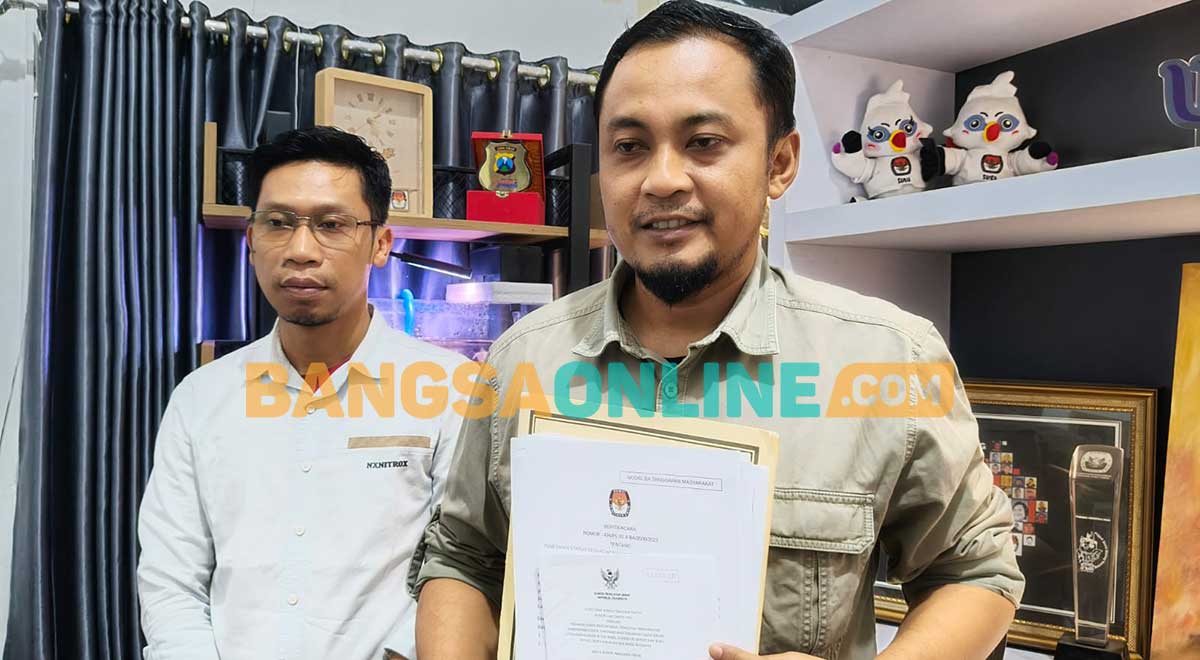 Ketua KPU Kabupaten Kediri, Nanang Qosim, didampingi anggotanya, Moh. Isnaeni. Foto: MUJI HARJITA/BANGSAONLINE