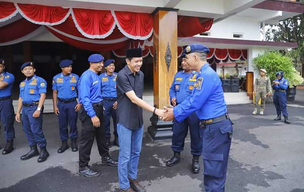 Wabup Syah Natanegara saat memberangkatkan kontingen pemadam kebakaran.