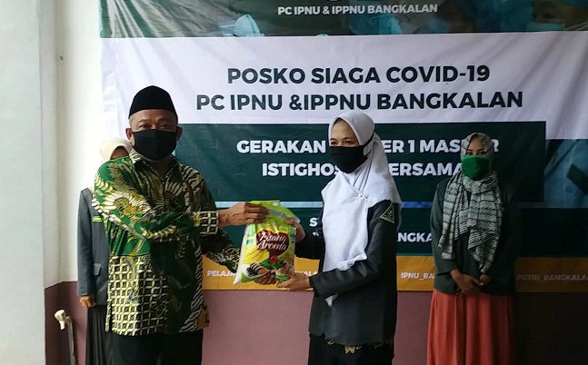H. Syafiuddin Asmoro memberikan sumbangan beras dan masker secara simbolis kepada Fatimatuz Zuhroh, Ketua IPPNU Bangkalan.