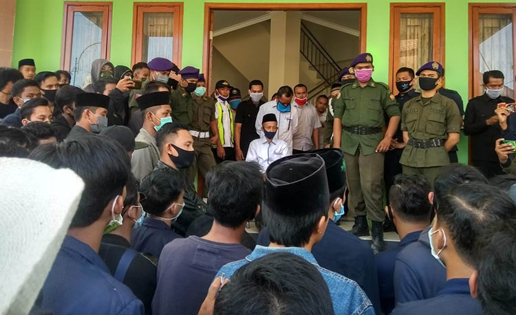 Mahasiswa IAIN Madura saat melakukan aksi demo. 