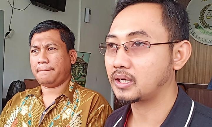 Kasi Intel R Bayu Probo Sutopo (kanan) bersama Kasi Pidsus Dymas Adji Wibowo. foto: SYUHUD/ BANGSAONLINE