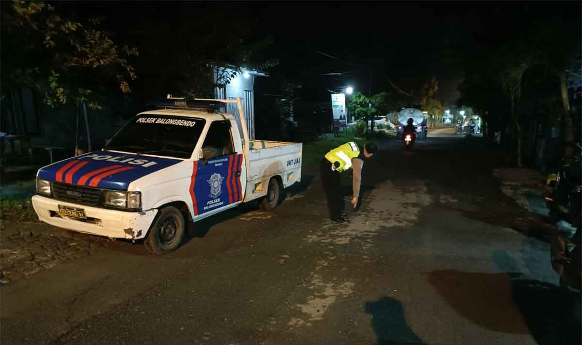 Polisi saat melakukan olah TKP di Jalan Desa Sumokembangsri, Kecamatan Balongbendo, Sidoarjo.